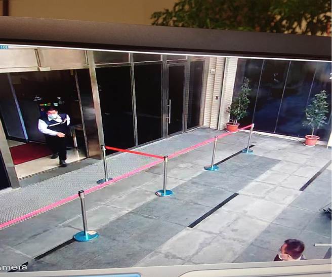 士检的保全发现后试图追赶犯嫌。（士检提供）