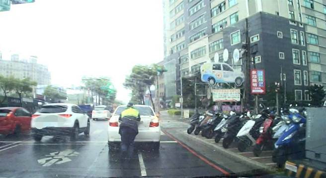 桃園市7旬林姓老翁8日下午開車出門採買，卻在八德中華路、裕和街口拋錨，警方協助推車避免交通阻塞。（警方提供／賴佑維桃園傳真）