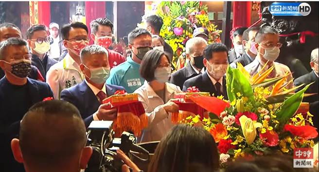 总统蔡英文出席镇澜宫遶境活动。(中时新闻网)