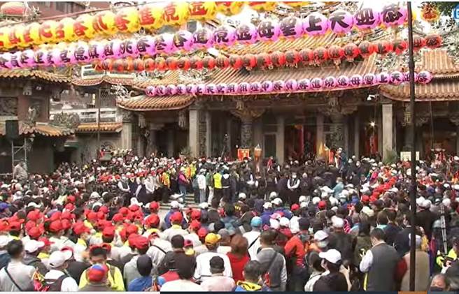 大甲镇澜宫妈祖起驾遶境，涌入大批信徒。(中时新闻网直播)