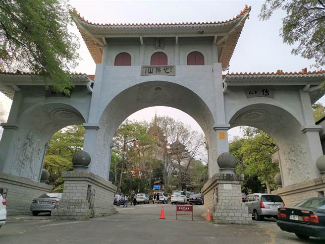 為因應台南市楠西區萬佛寺觀光人潮，市府交通局於本周假日（4月10日、11日）持續提供接駁車服務。（劉秀芬攝）