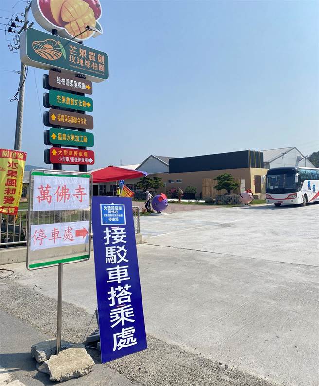 為因應台南市楠西區萬佛寺觀光人潮，市府交通局於本周假日（4月10日、11日）持續提供接駁車服務。（台南市交通局提供／劉秀芬台南傳真）