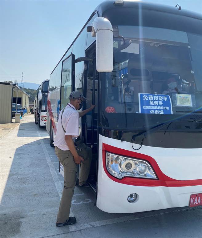 為因應台南市楠西區萬佛寺觀光人潮，市府交通局於本周假日（4月10日、11日）持續提供接駁車服務。（台南市交通局提供／劉秀芬台南傳真）
