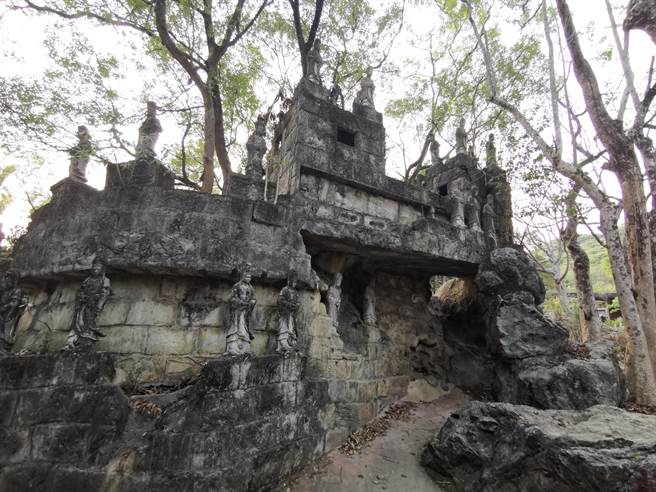 為因應台南市楠西區萬佛寺觀光人潮，市府交通局於本周假日（4月10日、11日）持續提供接駁車服務。（劉秀芬攝）