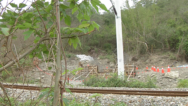 台铁太鲁阁号列车事故发生后，各界关注铁道周边的施工安全防护问题。行政院公共工程委员会发现台铁在台东县鹿野山里路段一处边坡整治工程邻近铁道，并未设置安全措施。（蔡旻妤摄）