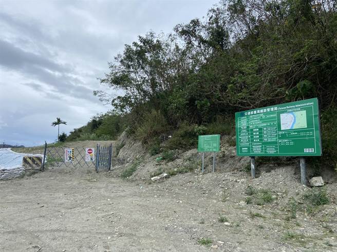 台铁太鲁阁号列车事故发生后，各界关注铁道周边的施工安全防护问题。行政院公共工程委员会发现台铁在台东县鹿野山里路段一处边坡整治工程邻近铁道，并未设置安全措施。（蔡旻妤摄）