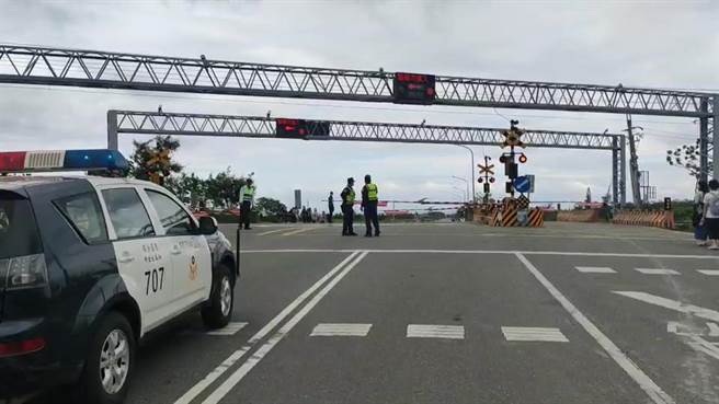 台铁太鲁阁号列车事故发生后，各界关注铁道周边的施工安全防护问题。台铁邻近台东大学知本校区大学路的平交道，9日上午9点45分发生故障，栅栏无法升降，台铁于下午1点20分维修完成。（蔡旻妤摄）