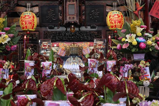 新港奉天宫的花斗主要以火鹤花和当地出产的洋桔梗所组成，内有奉天宫小神衣、大甲妈御守和口罩。（张毓翎摄）