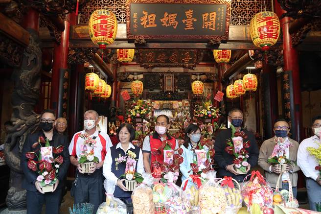 新港奉天宫与台湾火鹤花协会等单位，今天于新港奉天宫进行向开臺妈祖献花斗仪式。（张毓翎摄）