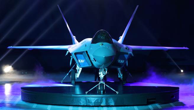 名為KF-21的南韓第一架KF-X自製戰機原型4月9日在航太工業大城泗川正式亮相。（路透）