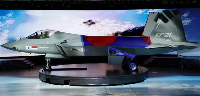 名為KF-21的南韓第一架KF-X自製戰機原型4月9日在航太工業大城泗川正式亮相。（路透）