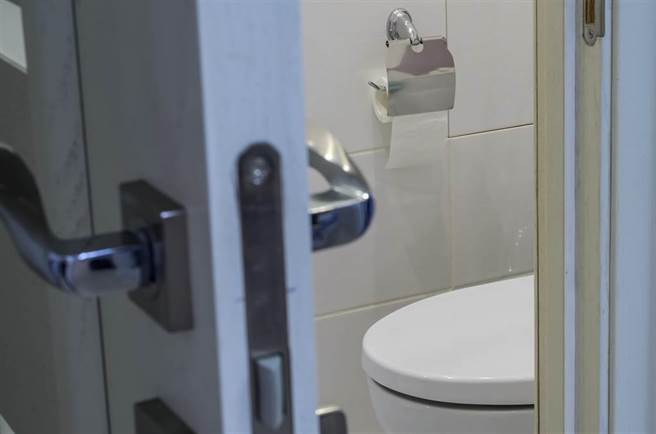 24岁张姓清洁工，三更半夜翻入彰化某高中女子宿舍，偷拍内衣物还想偷窥女学生洗澡，落网后竟鬼扯是去找朋友。（示意图）