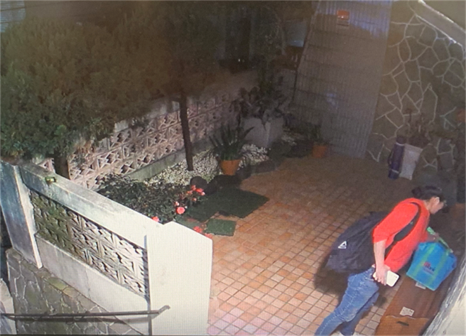 监视器拍下，蔡女穿着红色帽T、牛仔裤，先独自潜入林凡住家庭院，将蓝色不明物品放置于庭院的木椅上。（翻摄照片）
