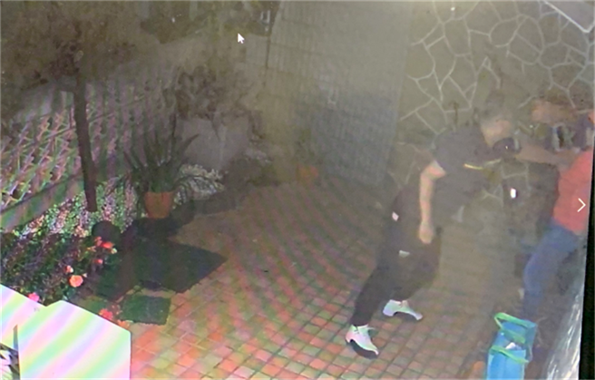监视器拍下，蔡女上前拦阻随后发生拉扯，吴男也遭受波及。（翻摄照片）
