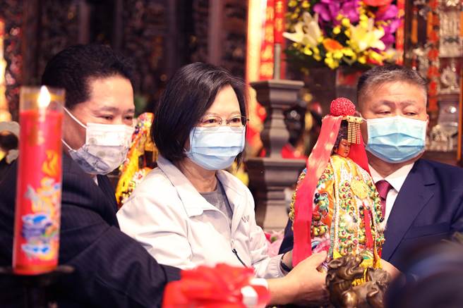 2021大甲媽祖遶境活動9日展開，蔡英文總統出席祈安典禮時，恭迎媽祖神像出神龕。（台中市攝影記者聯誼會提供／黃國峰台中傳真）