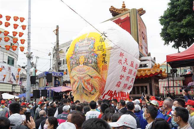 蔡英文總統在2層樓高的媽祖天燈簽名，祈願「天降甘霖、風調雨順、國泰民安。」（王文吉攝）