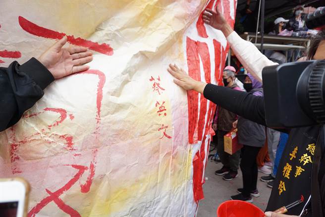 蔡英文總統在2層樓高的媽祖天燈簽名，祈願「天降甘霖、風調雨順、國泰民安。」（王文吉攝）