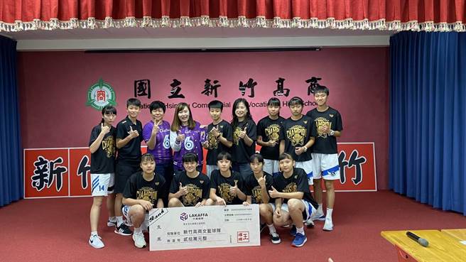 新竹高商女籃隊近日在HBL全國高中乙級籃球聯賽女子組賽事中拿下2連霸，也是跨季24勝。（陳育賢攝）