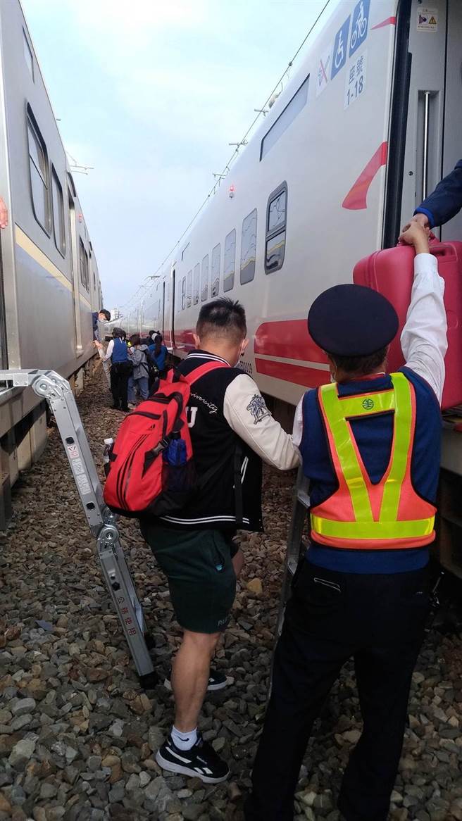 台鐵在事故後派區間車接駁列車上旅客。(台鐵提供／林欣儀台中傳真)
