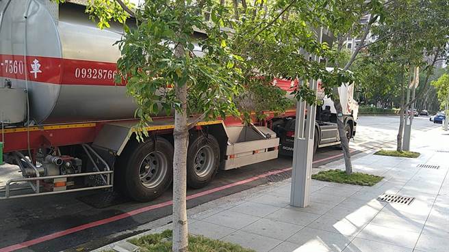 限水地區的遠東百貨買水。（圖／郭家崴）