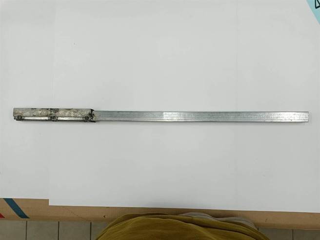 警方查扣行凶用的角钢。（陈鸿伟翻摄）