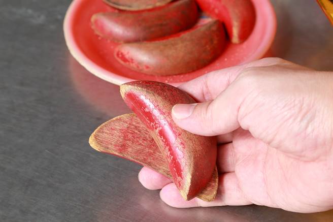 一位网友在清明祭祖时，不经意问了过世阿嬷「能不能改流程？」马上换来30个笑笅，直到妈妈问了「一句话」后，才出现圣笅。(示意图/Shutterstock)