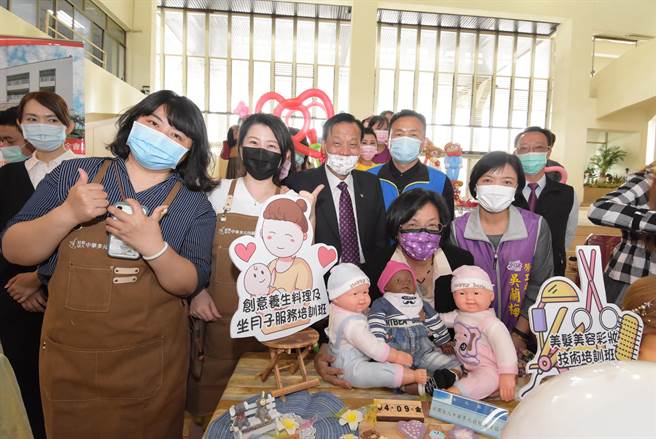 彰化縣政府今年再開辦44班訓練課程、提供1213名額。（吳敏菁攝）