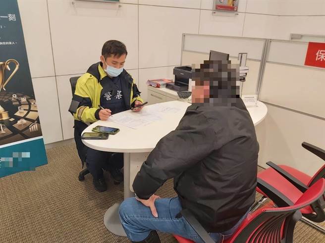 松山分局員警趕赴銀行，成功攔阻黃男被騙。(翻攝照片／林郁平台北傳真）