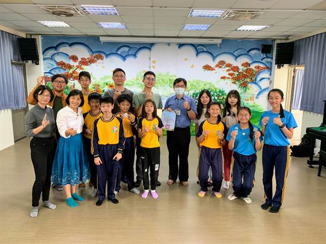 中信金融管理学院师生至台南麻豆区港尾国小教无人机操控。（港尾国小提供／刘秀芬台南传真）