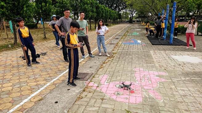 中信金融管理学院师生至台南麻豆区港尾国小教无人机操控。（港尾国小提供／刘秀芬台南传真）