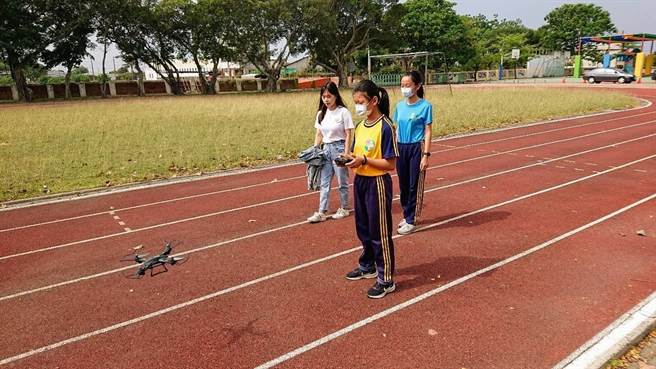 中信金融管理学院师生至台南麻豆区港尾国小教无人机操控。（港尾国小提供／刘秀芬台南传真）