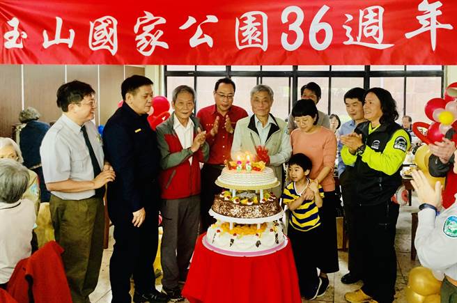 玉管处庆生会，处长锺铭山切蛋糕并期许玉山生态永续。（廖志晃摄）
