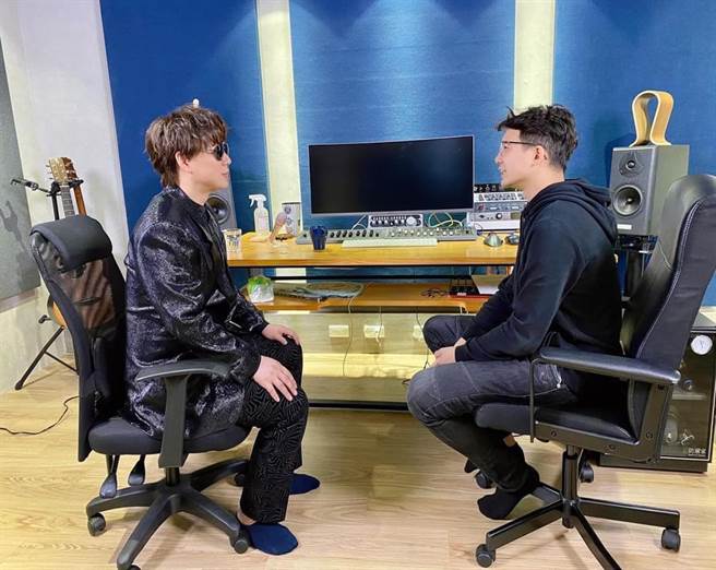 「張三李四」的團長張三與蕭煌奇開心暢聊。（AM娛樂提供）