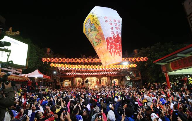 2021大甲妈祖遶境活动9日展开，傍晚庙前广场缓缓升起一个高达2层楼的天灯，祈求天降甘霖、风调雨顺、国泰民安。（黄国峰摄）