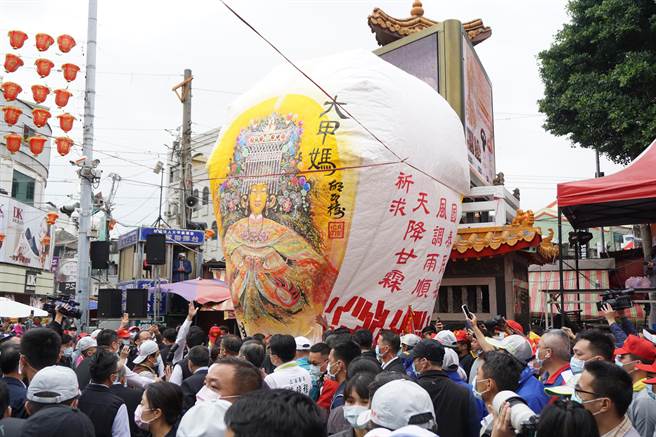 十分寮成安宫天灯妈制作两层楼高的「妈祖天灯」。（王文吉摄）