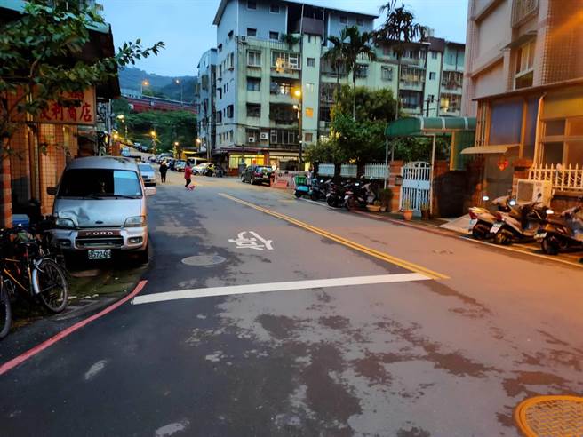 新店警分局随即调阅监视器追查，何男上月30日凌晨独自开车至新北市新店区宝高路120巷口下车后，随即有一群人包围过来。（翻摄照片／叶书宏新北传真）