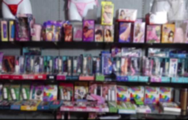 情趣用品店内道具琳琅满目。(照片/游定刚 拍摄)