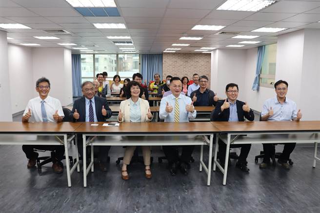 国立高雄大学宣布成立「国立高雄大学推广教育中心明诚分部」，也为即将开课的法学院20法律进修学分班招生宣传。(国立高雄大学提供／林雅惠传真)