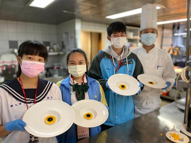 新北市教育局今（9日）结合景文科技大学办理「餐旅群」及「外语群」职场英语体验营。（新北市教育局提供）