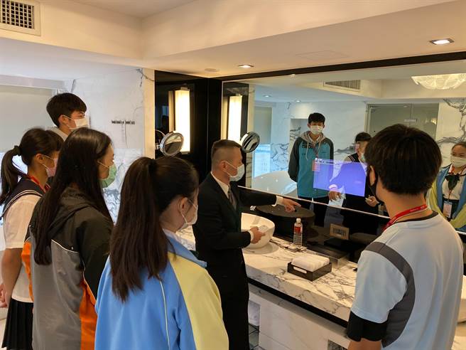 新北市教育局今（9日）结合景文科技大学办理「餐旅群」及「外语群」职场英语体验营。（新北市教育局提供）