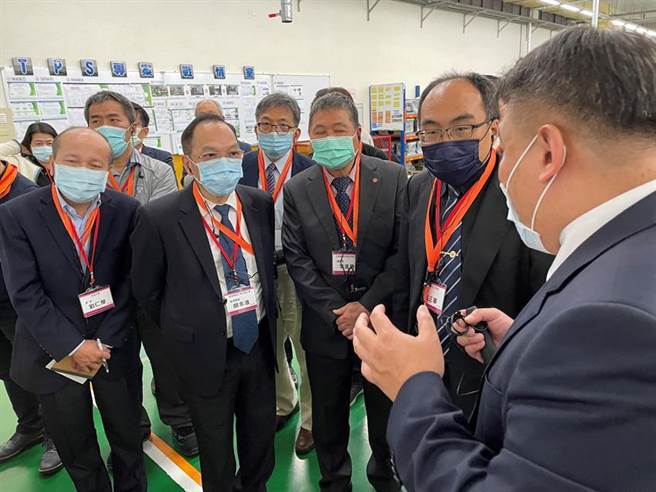 （台湾机械工业公会接受经济部工业局委托，以机械公会作为TPS(精实管理)导入机械业平台，9日在模具大厂鉅祥举行成果发表会。工业局长吕正华(右二)由机械公会副理事长百塑董事长胡永进(左二)等人陪同看鉅祥导入TPS成果。图／台湾机械工业公会提供）