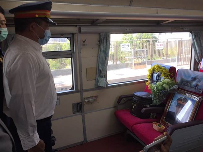 袁淳修送行列车多停1站 指道师上车伴最后一程：任务完成了(图/台铁提供)