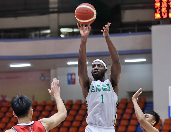 才刚伤癒復出的米勒，一回来就帮台啤中止4连败。(中华篮协提供)