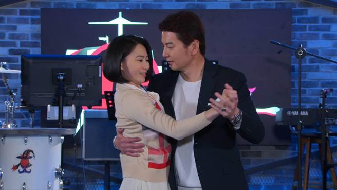 倪齊民「瀟灑哥」擁7妹跳舞，侯怡君曝他下身靈活。（民視提供）