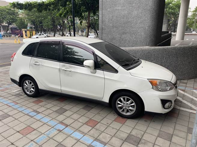 屏东县万丹乡大昌路发生假车祸真掳人案，警方到场询问目击者研判案情不单纯，立即组成专案小组调查，并于案发14小时内宣布侦破。（图／警方提供）