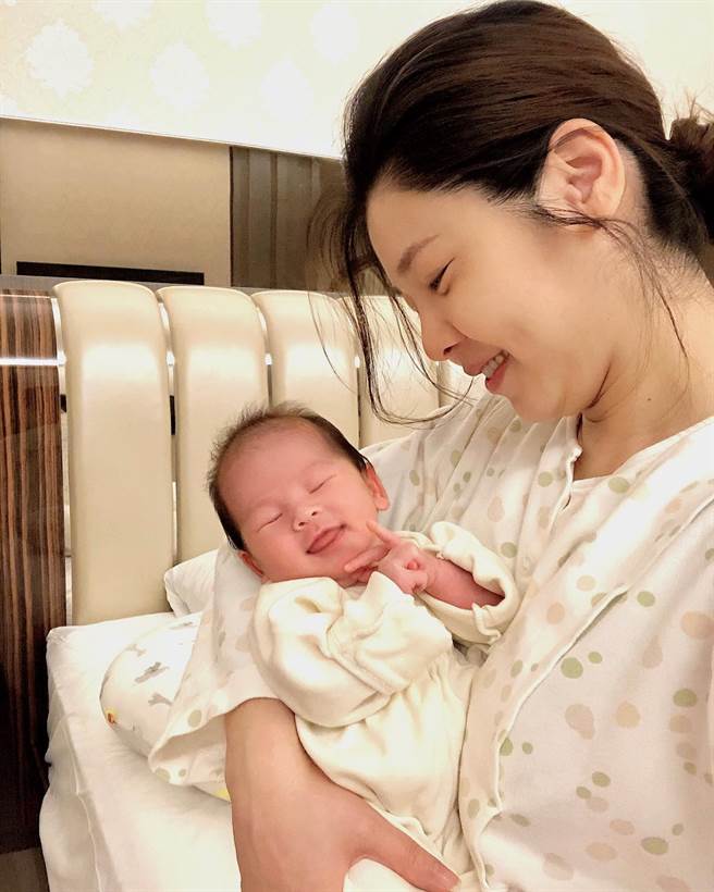 白家绮开心晒女儿，「双下巴」意外引起热议。（民视提供）