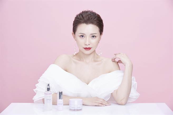 吴婉君担任兰吉儿L’EGERE超能亮系列商品代言人，分享自己的美白爱用品。（图／品牌提供）