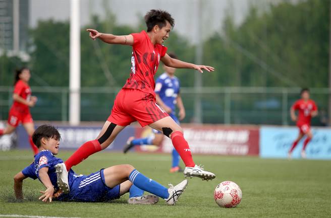 木兰女足联赛开幕战，去年冠亚军花莲、台中蓝鲸就要在太原足球场狭路相逢。（资料照／李弘斌摄）