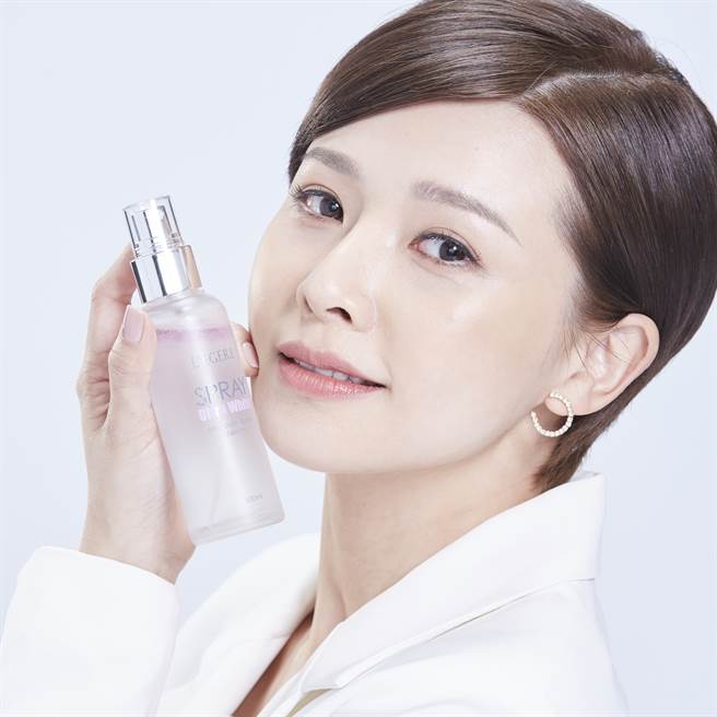 吴婉君推荐新品「美白安瓶精油喷雾」，一瓶取代化妆水、精华液两步骤非常方便。（图／品牌提供）