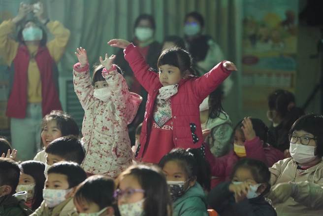 小朋友开心看儿童剧，嗨翻金山国小礼堂。（金山公所提供／叶德正新北传真）